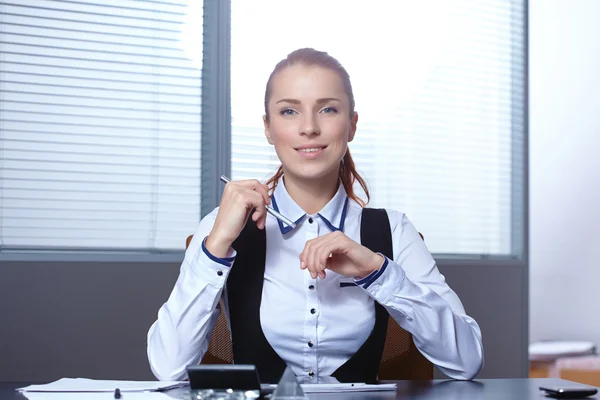 Geschäftsfrau sitzt am Arbeitsplatz — Stockfoto