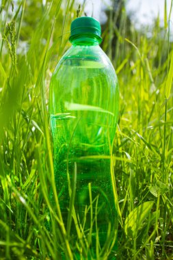 yeşil çim, su şişe kadar yakın