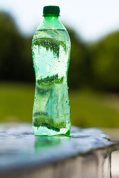 Água na garrafa — Fotografia de Stock