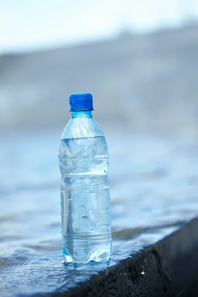 Niebieska butelka wody — Zdjęcie stockowe