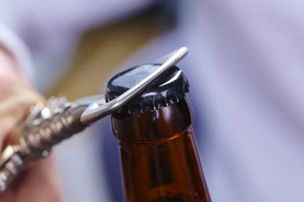 Hand opening beer — Stock Photo, Image