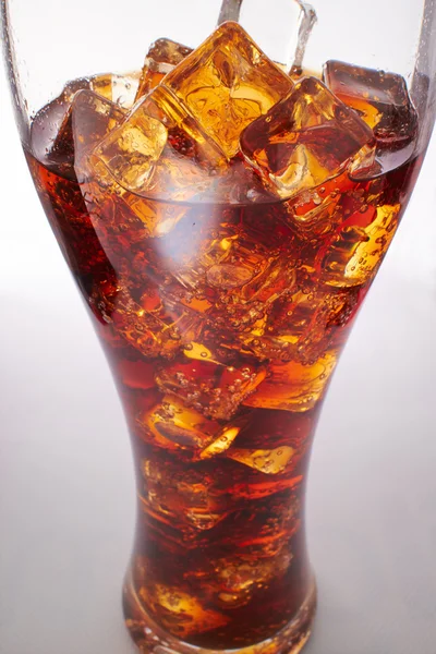 Cola med isbitar — Stockfoto