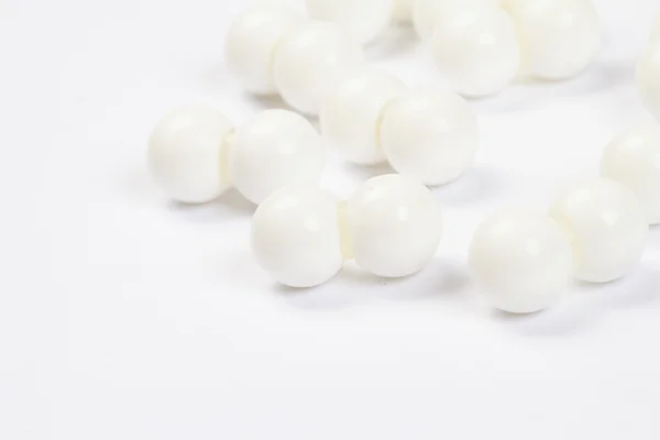 Kunststoffkugeln auf weiß — Stockfoto