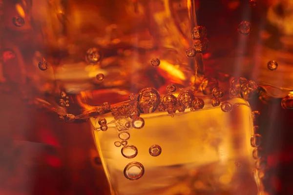 Cola mit Eiswürfeln — Stockfoto