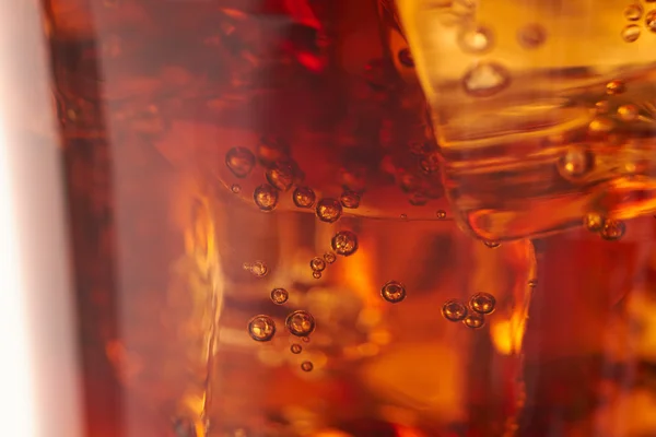 Cola mit Eiswürfeln — Stockfoto