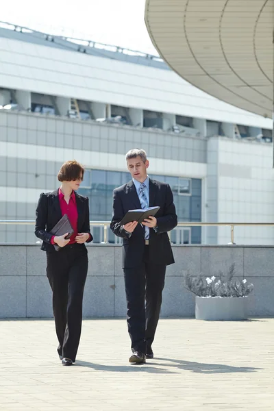 Business men and woman outdoor — Stock Photo, Image