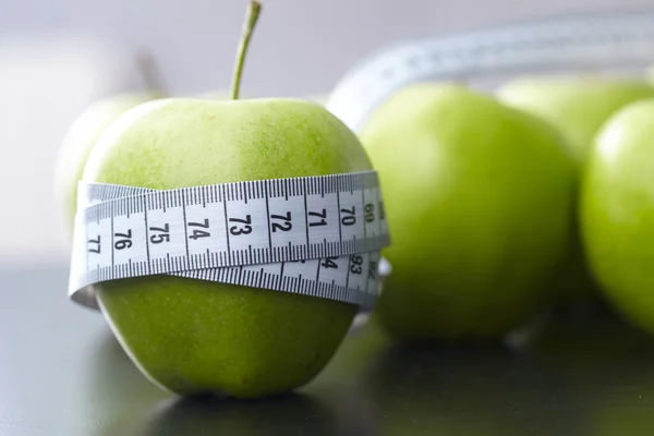 Manzanas con cinta métrica — Foto de Stock