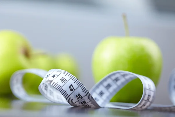 Äpfel mit Maßband — Stockfoto