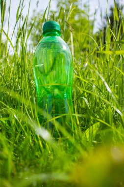 yeşil çim, su şişe kadar yakın