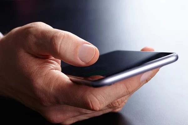 Hombre de negocios con teléfono móvil — Foto de Stock