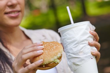 Hamburger yiyen kadın