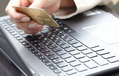 Kredi kartı tutan kadın.