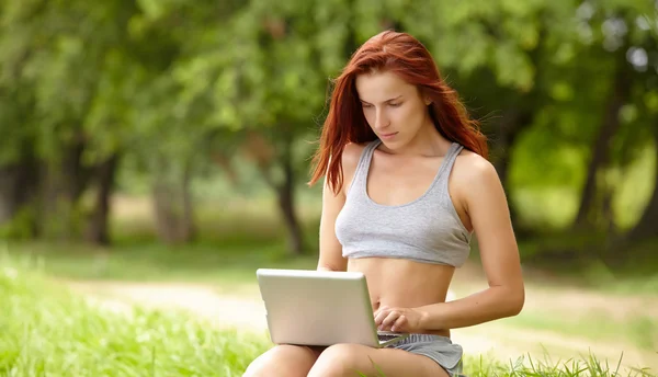 Frau mit Laptop — Stockfoto