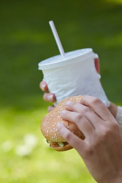 Mujer comiendo hamburguesa —  Fotos de Stock