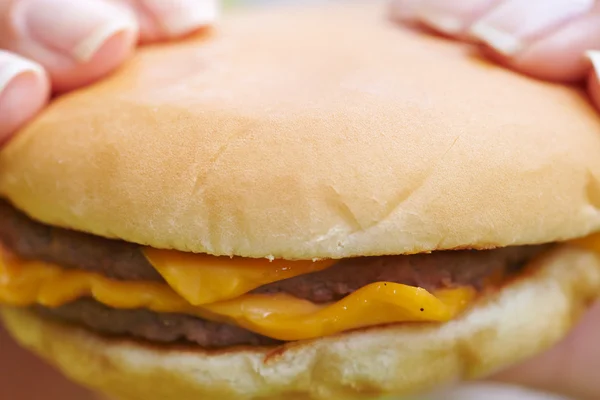 Mujer Sosteniendo Hamburguesa Fresca Cerca —  Fotos de Stock