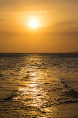 Denizin üzerinde gün batımı