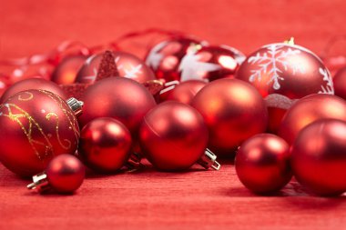 Kırmızı üzerine Noel süslemeleri