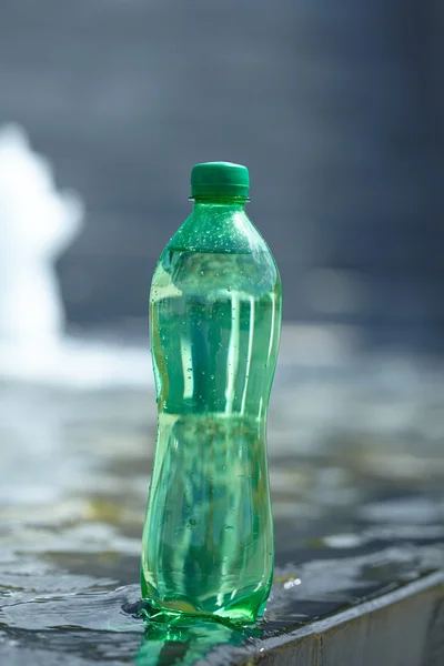 Woda w zielonej butelce — Zdjęcie stockowe