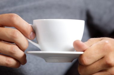 Ellerinde bir fincan kahve