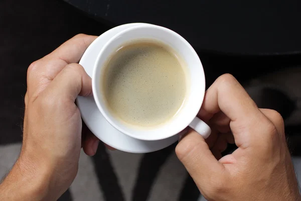 Secangkir kopi di tangan — Stok Foto
