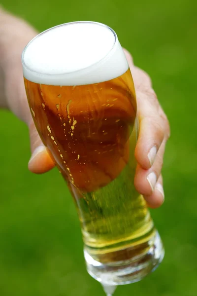 Hand holding beer — Stock Photo, Image
