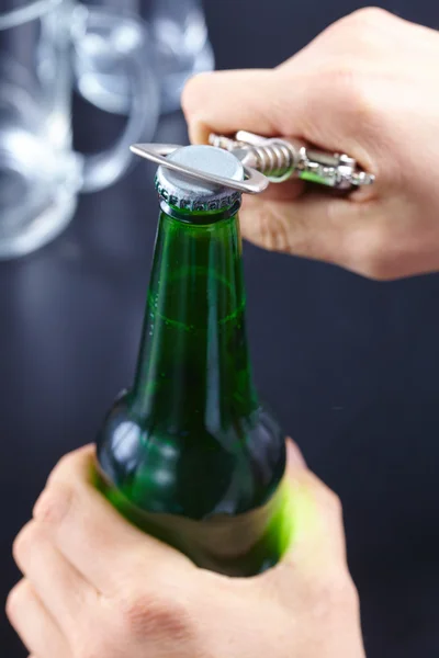Mão cerveja abertura — Fotografia de Stock