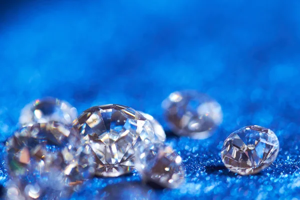 Diamantes em fundo azul — Fotografia de Stock