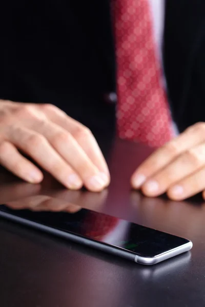 Businessman with mobile phone — Stock Photo, Image