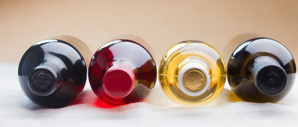 Flessen met verschillende wijn — Stockfoto