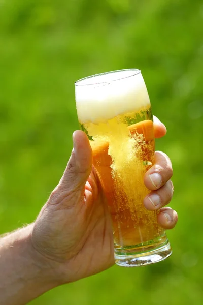 Hand holding beer — Stock Photo, Image