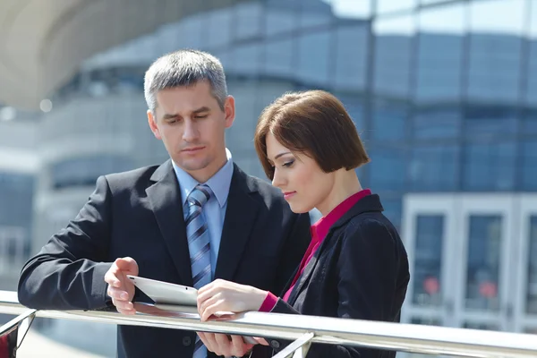 Businessman and businesswoman on meeting — Stock Photo, Image