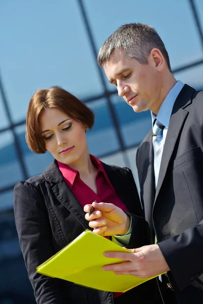 Businessman and businesswoman on meeting — Stock Photo, Image