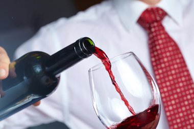 Bardağa şarap dök.