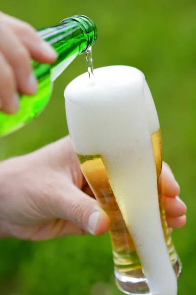Mão segurando cerveja — Fotografia de Stock