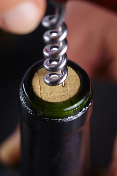 Hombre abriendo una botella —  Fotos de Stock