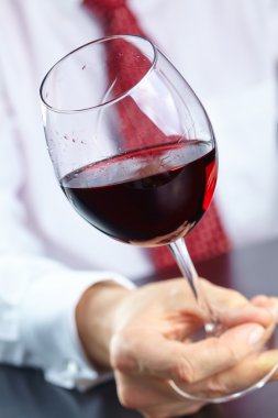 Adam holding şarap