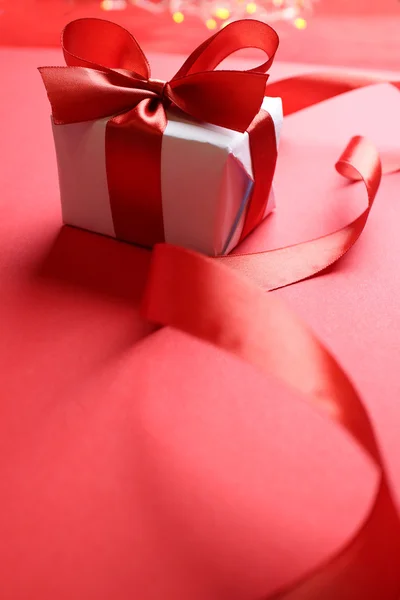 Giftbox kırmızı şeritler — Stok fotoğraf