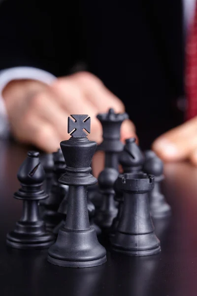 Geschäftsmann spielt Schach — Stockfoto