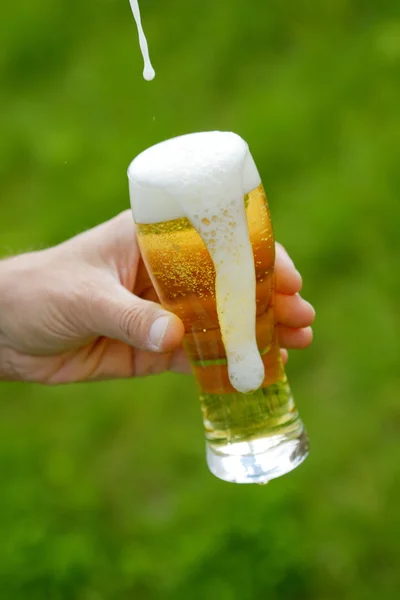 Hand hält Bier — Stockfoto