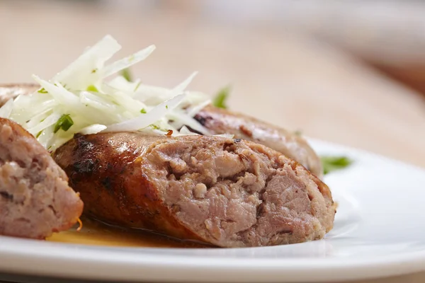 Saucisses Aux Légumes Sur Assiette Blanche Gros Plan — Photo