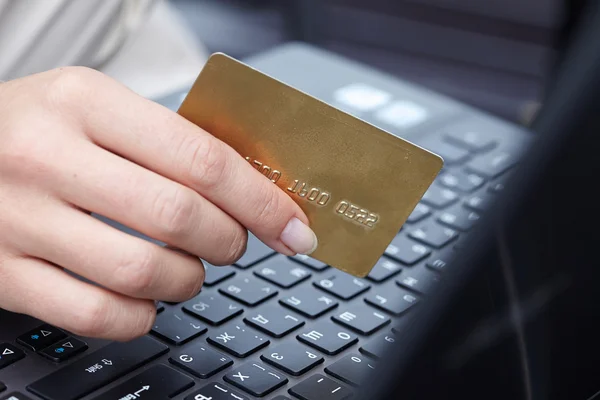 Kvinnliga innehav kreditkort — Stockfoto