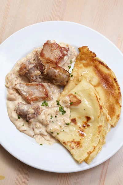 Pannenkoeken met vlees op tafel — Stockfoto