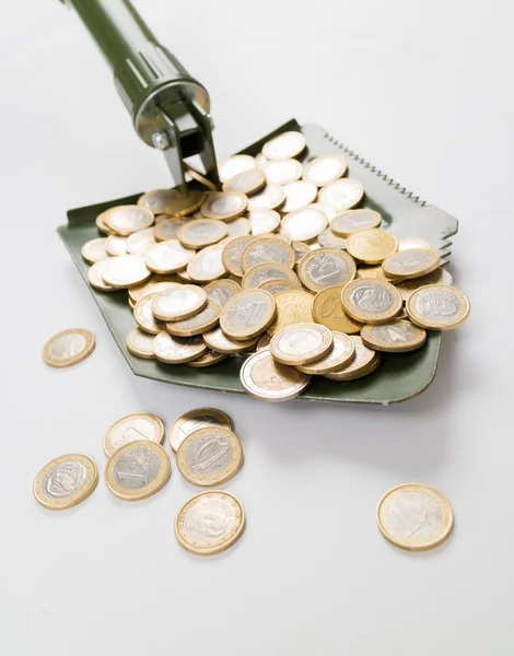Лопата з євро монетами — стокове фото