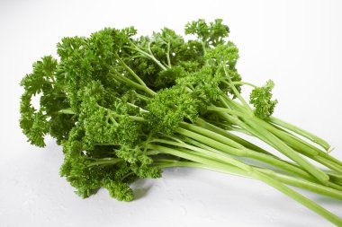 beyaz üzerine taze maydanoz