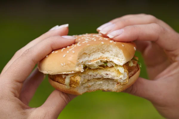 Mujer comiendo hamburguesa —  Fotos de Stock