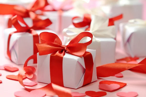 Cajas de regalo con cintas rojas — Foto de Stock