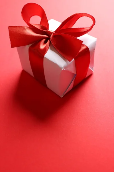 Подарок с красной лентой — стоковое фото