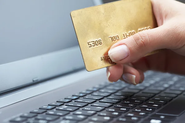 Woman holding credit card — Stock Photo, Image