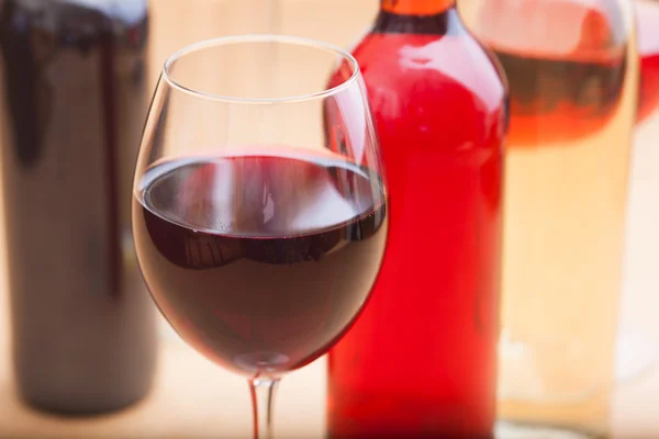 Flaskor och glas vin — Stockfoto