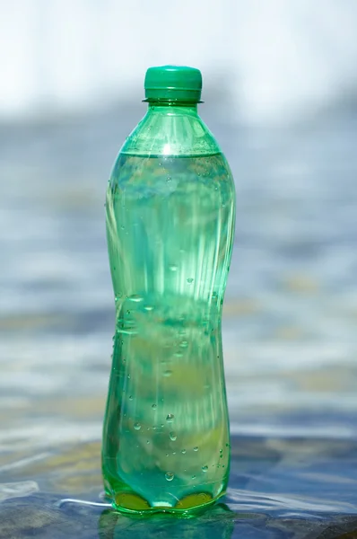 Agua en botella verde — Foto de Stock